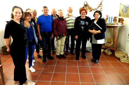 slika_Člani Kluba Liberius Cerklje  z Ivanom Kropivnikom, mojstrom številnih veščin (tretji z desne) in Polono Šafner iz Zavoda  Za turizem Cerklje (prva z leve)